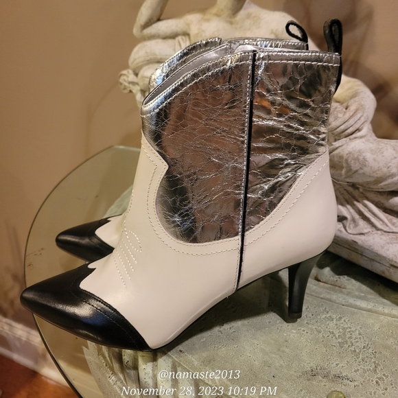 Vince Camuto Saiovell Leather Ankle Cowboy Heeled Mini Boot Leather Foiled #642 - Picture 12 of 16